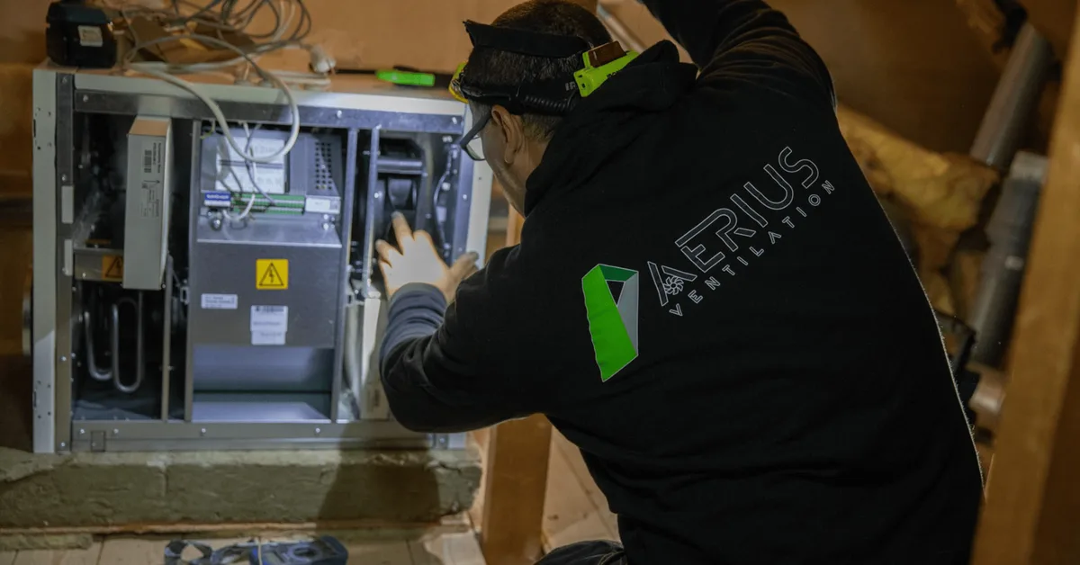 Ventilationstekniker från Aerius Ventilation installerar och driftsätter ett FTX-aggregat på en vind