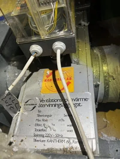 Kantherm aggregat - typskylten visar modell och specifikationer